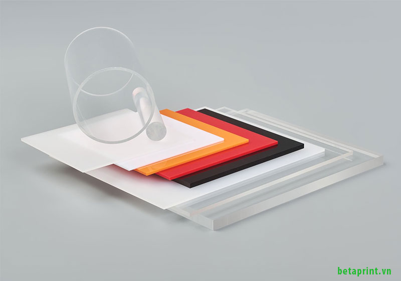 Bề mặt PMMA tương đối mềm và dễ trầy xước hơn kính